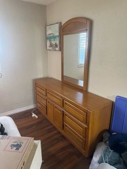 Bedroom furniture set