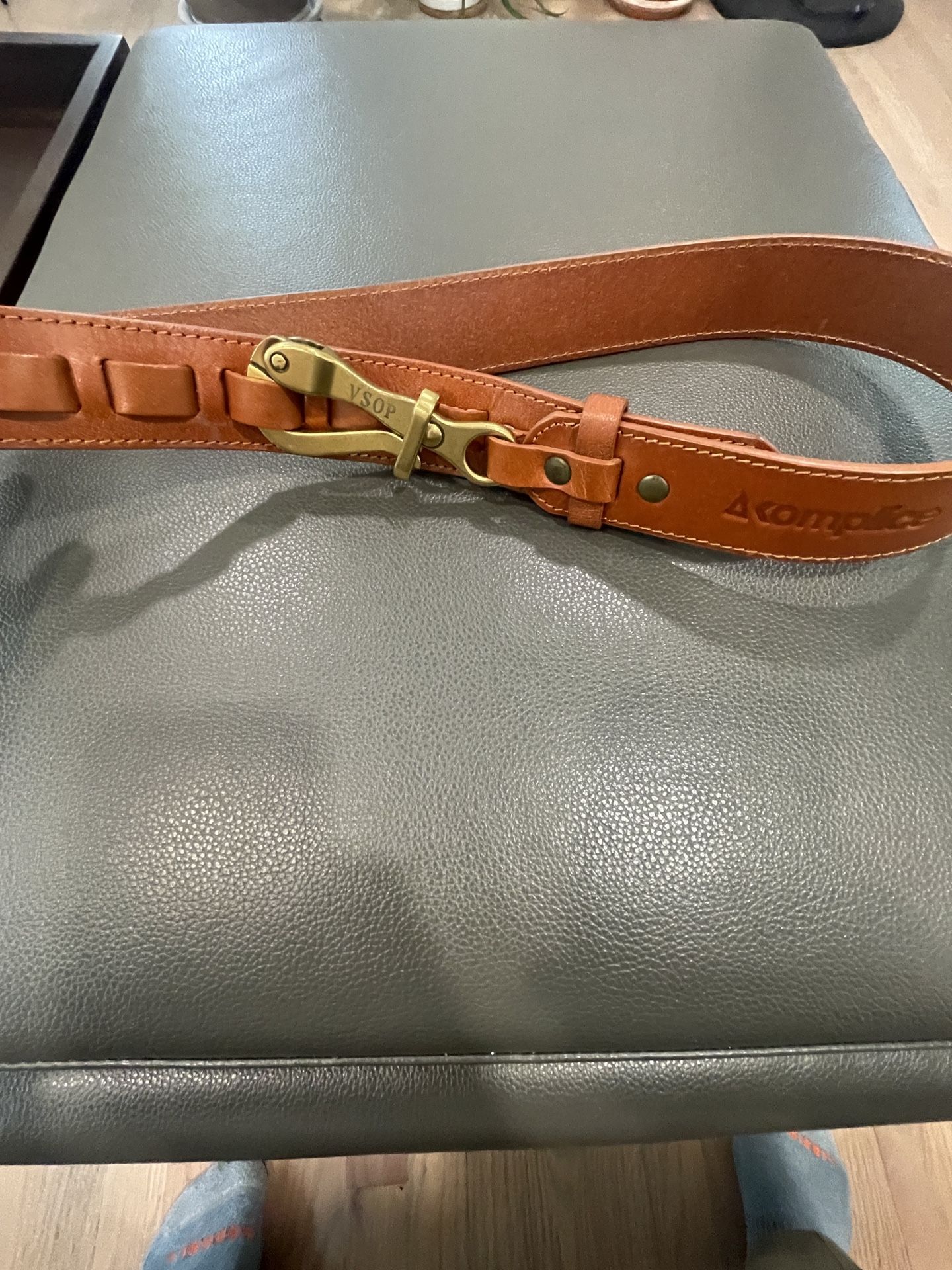 AKOMPLICE LEATHER PELICAN BELT BROWN