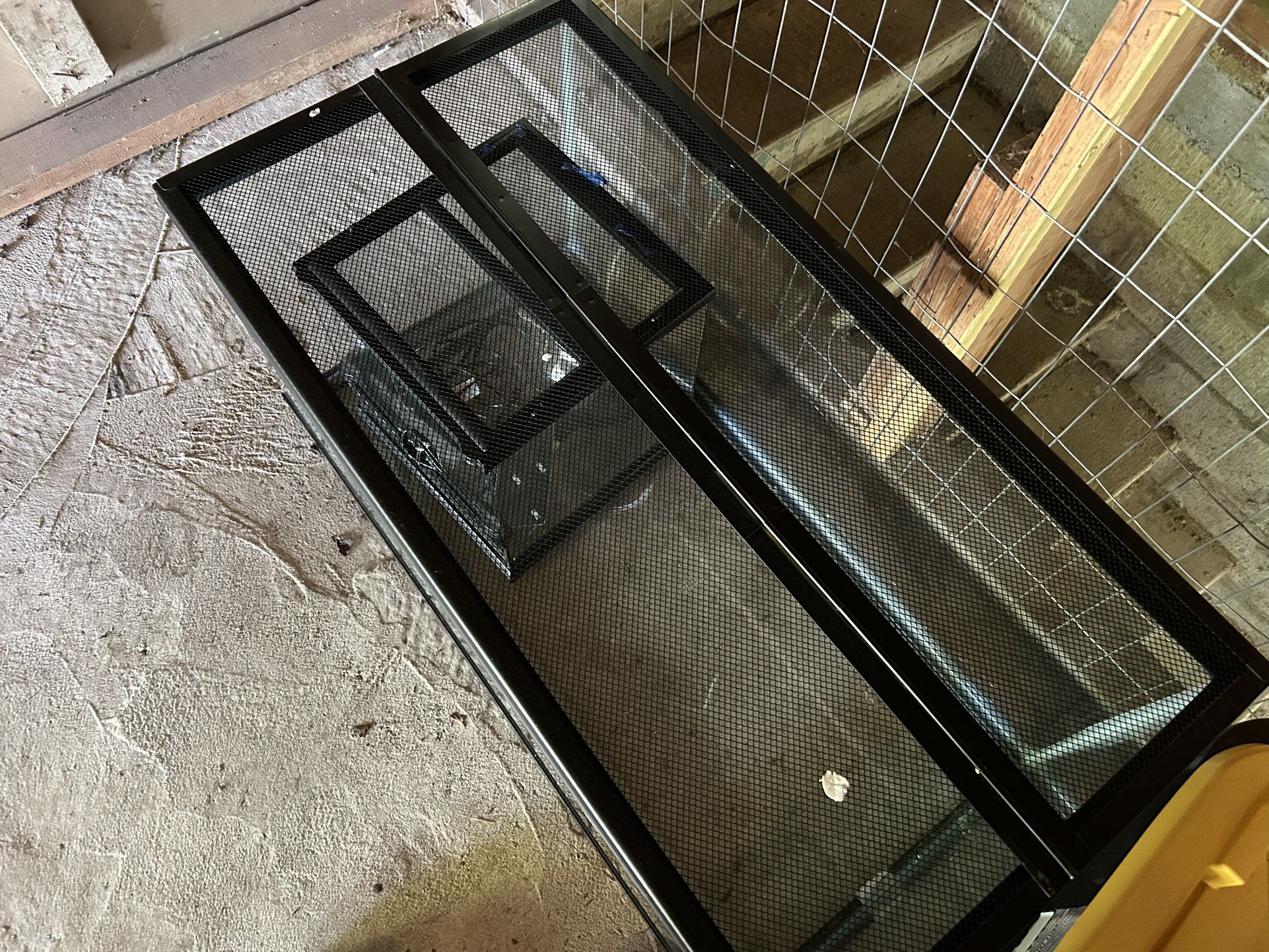 Reptile Tanks & Heat Lamp
