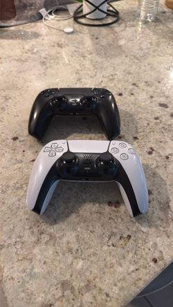 2 PS5 controllers