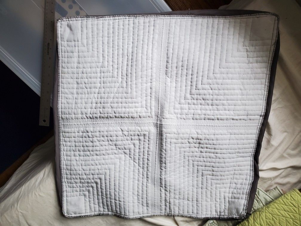 Dark Gray Square Quilted Sham/pillowcase 25"*24" net weight 5.6oz
Nicole Miller New York
• Face/Back: 100% Polyester
• Lining: 65% Polyester, 35% Cott