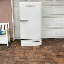 1949 General Electric Refrigerator WORKS!