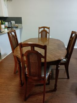 Vintage Walnut table and chairs. Also extra leaf and padding By bassett