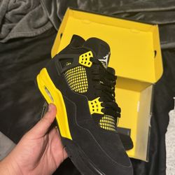 Jordan Retro 4 Thunders Size 11 Men 
