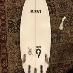 Misfit Shapes 5’7” Shortboard Surfboard