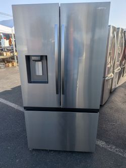 Samsung French door refrigerator/3 months of warranty and free local delivery