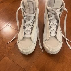Women’s Size 7  Nike Court Royale 2 Sneakers 