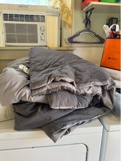 FULL SIZE REVERSIBLE GREY COMFORTER