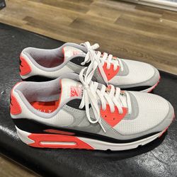 MENS 13 RETRO AIR MAX NIKES ONLY USED ONCE