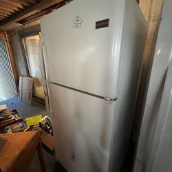 GE Refrigerator with freezer 