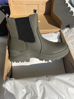 Women’s Chelsea Boots Sizes Range From 7-10. Bulk Wholesale 40 Pairs New In Box $220