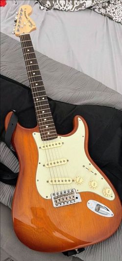 2019 Fender American Performer USA Made Stratocaster Electric Guitar Rosewood Honey Burst