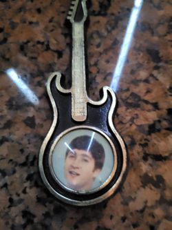 The beatles pin perfect, very old.Not sure which one it is