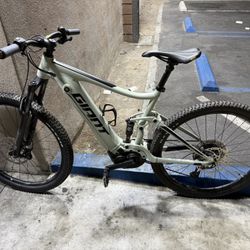 Giant Stance E Mountain Bike