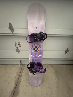 Arbor Draft snowboard with purple Arbor/Union bindings.