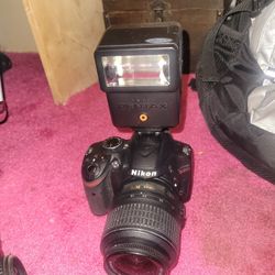 NIKON D3200 WITH FLASH AND LENS 2 BATERYS 