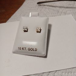 10K Diamond Earrings. 