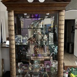 Beautiful China/Curio Cabinet