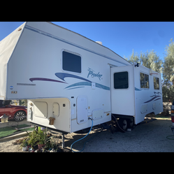 1999 Fleetwood Prowler 28 ft w Slideout