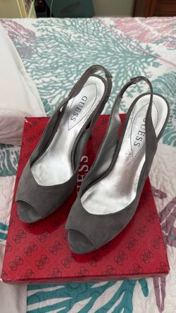 GUESS  Layne Gray Leather Pump