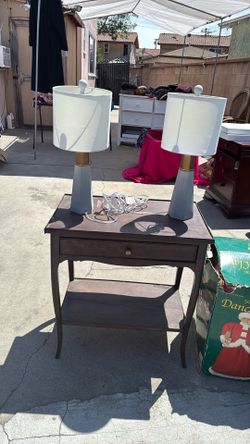 Vintage table and two lamps selling all for $30