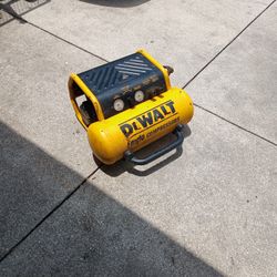 DeWalt Portable 4.5 Gal Air Compressor Excellent Condition 