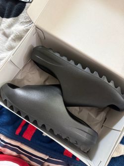 YS-01 slides black size 6 man’s