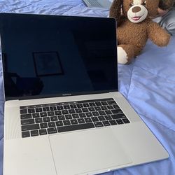 2017 15-inch Macbook Pro w/Touchbar (Quad Core i7)