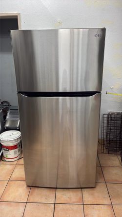 LG REFRIGERATOR 32”W