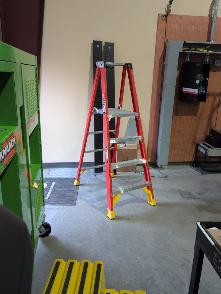 4' Platform Ladders