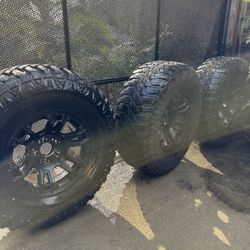🔥 5 Full Off-Road Tire & Wheel Set + Overland Rack w/ Gas Cans & Shovel (Jeep Gladiator) 🔥
