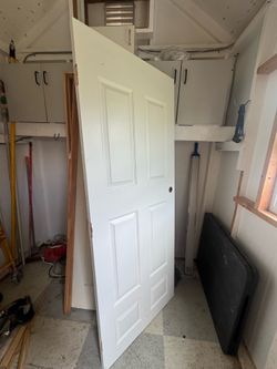 Tengo dos puertas con sus Marcos, un es de 24 pulgadas, y la otra es de 32 pulgadas están nuevas