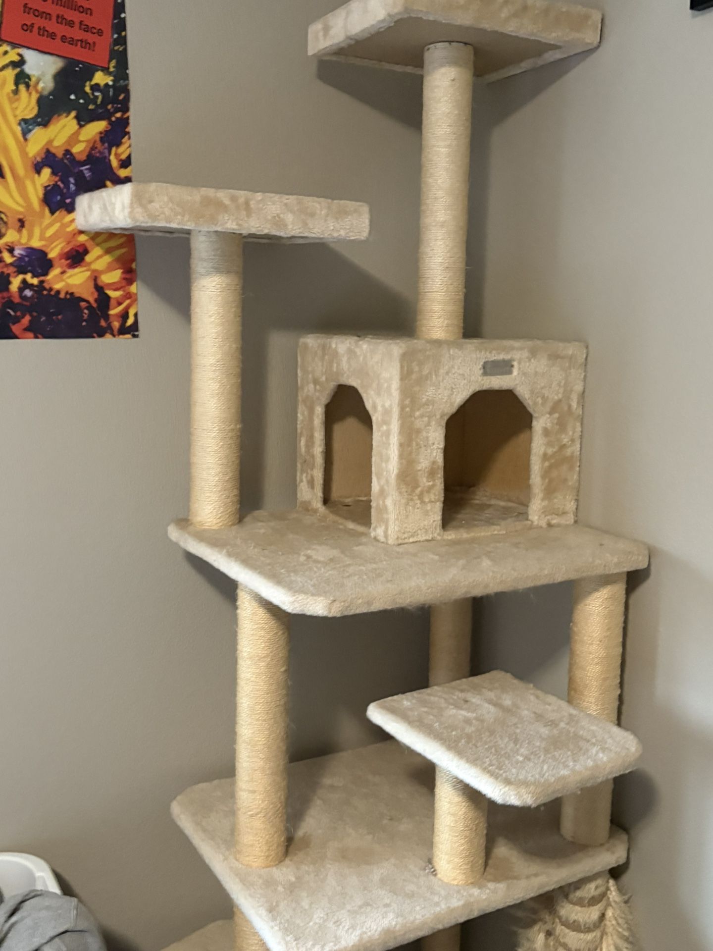 6 Foot Cat Tree Minimal Damage!