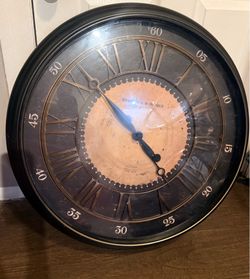 Se vende decoración de Reloj grande redondo usado en buenas condiciones es de baterias le falta bateria para Que funciona por $