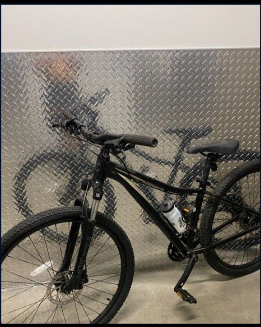 Cannondale Mountain Bike Size Adult Small Wheels 27.5 Multiple Speeds Disc Brakes