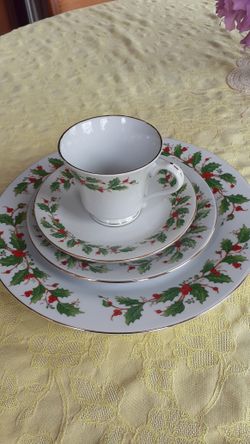 8 Piece Holiday Setting