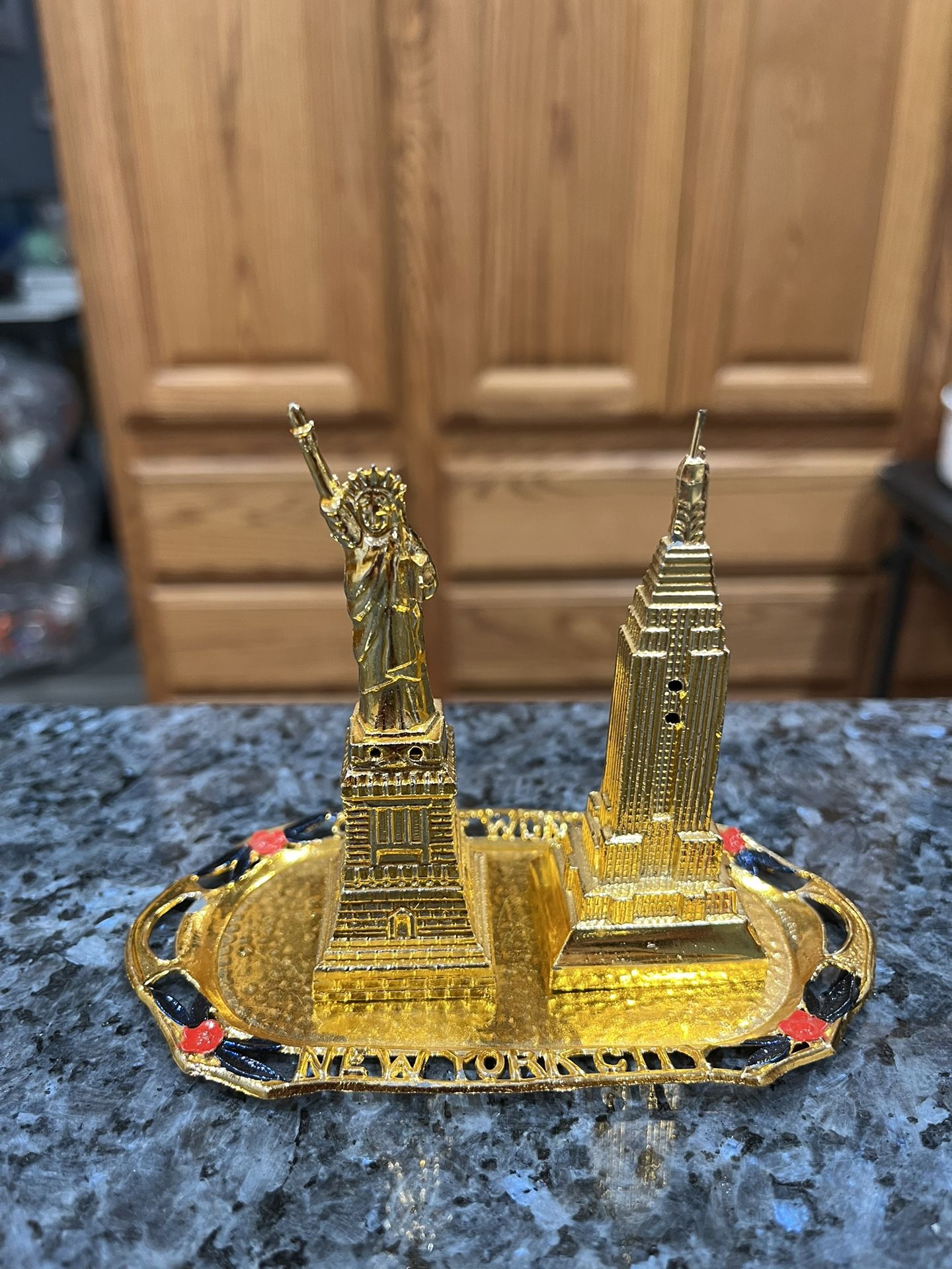 Vintage souvenir 1960’s New York City Pair of Salt and Pepper Shakers sitting on a Tray. Shaped as the Empire State Building and Statue of Liberty.