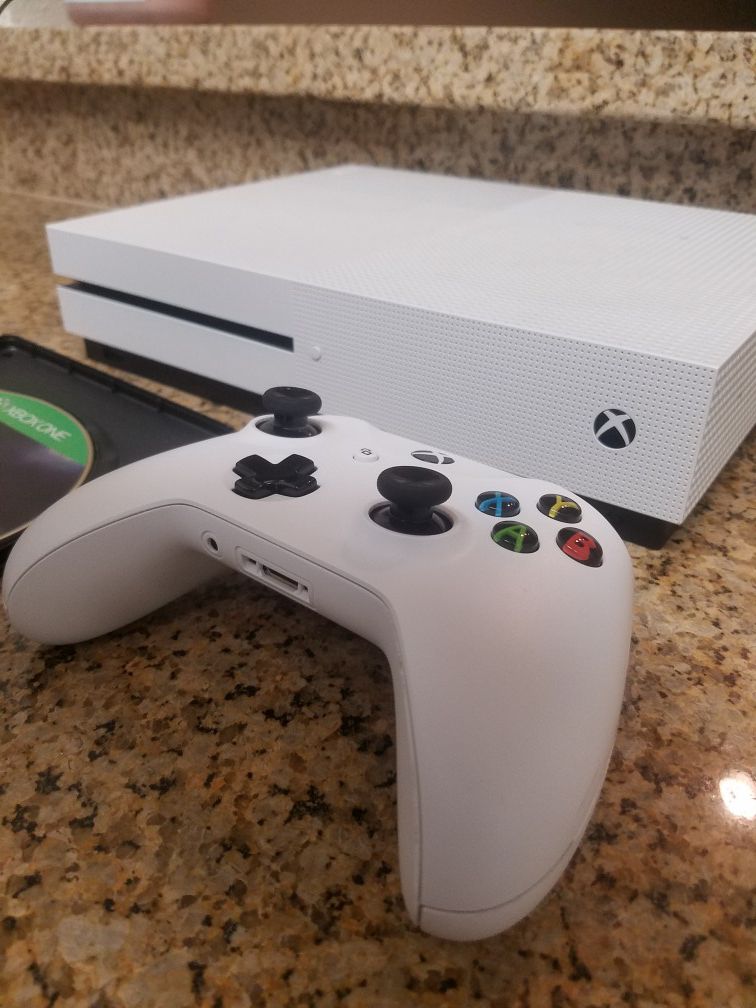Xbox one s 1 wireless controller & Fifa 18 CD & all cables