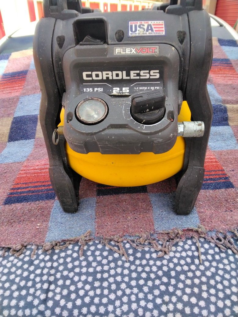 DeWalt Flex Volt 2.5 Gallon 135 PSI Cordless Compressor