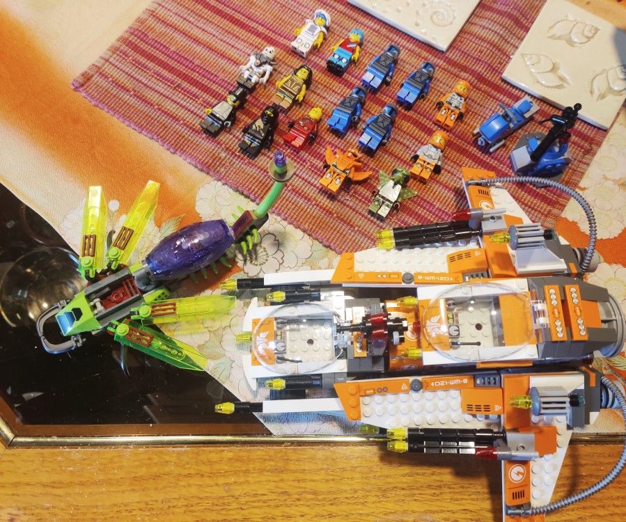 Assortment Of Legos & Minifigures , LEGO Galaxy Squad Bug Obliterator (set 70705).
