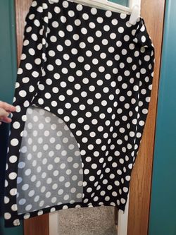 Pencil skirt with a slit polka dots
