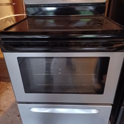 Black Frigidaire Stove