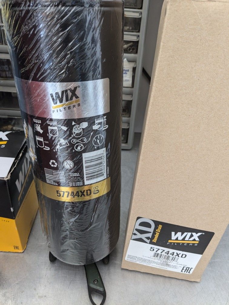 Wix Oil And Fuel Filters For DT466 Diesel Engine