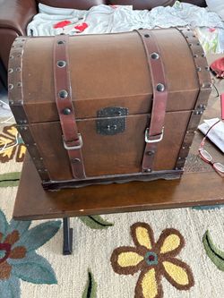 VINTAGE TREASURE CHEST/STORAGE BOX