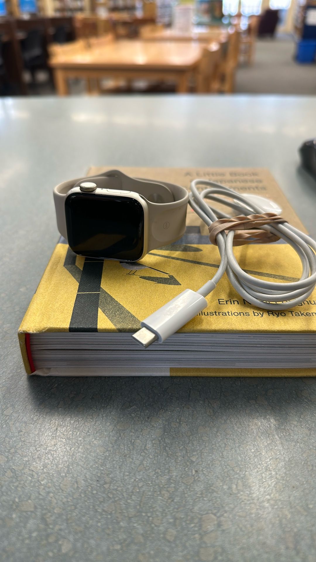 Apple Watch SE 2nd Generation (2022) 40mm Starlight Aluminum Case (GPS)
