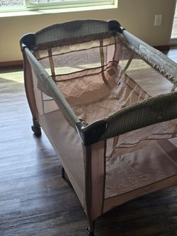 Baby Play Pen! - LIKE NEW!