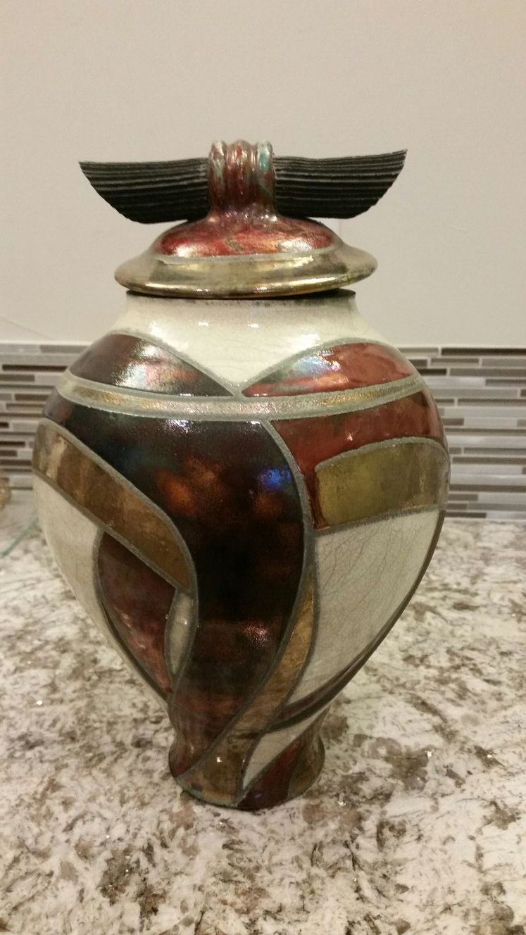 Beautiful Japanese yume pot for your decor has wind chime in top. Never used. Pd over 100 asking 40
