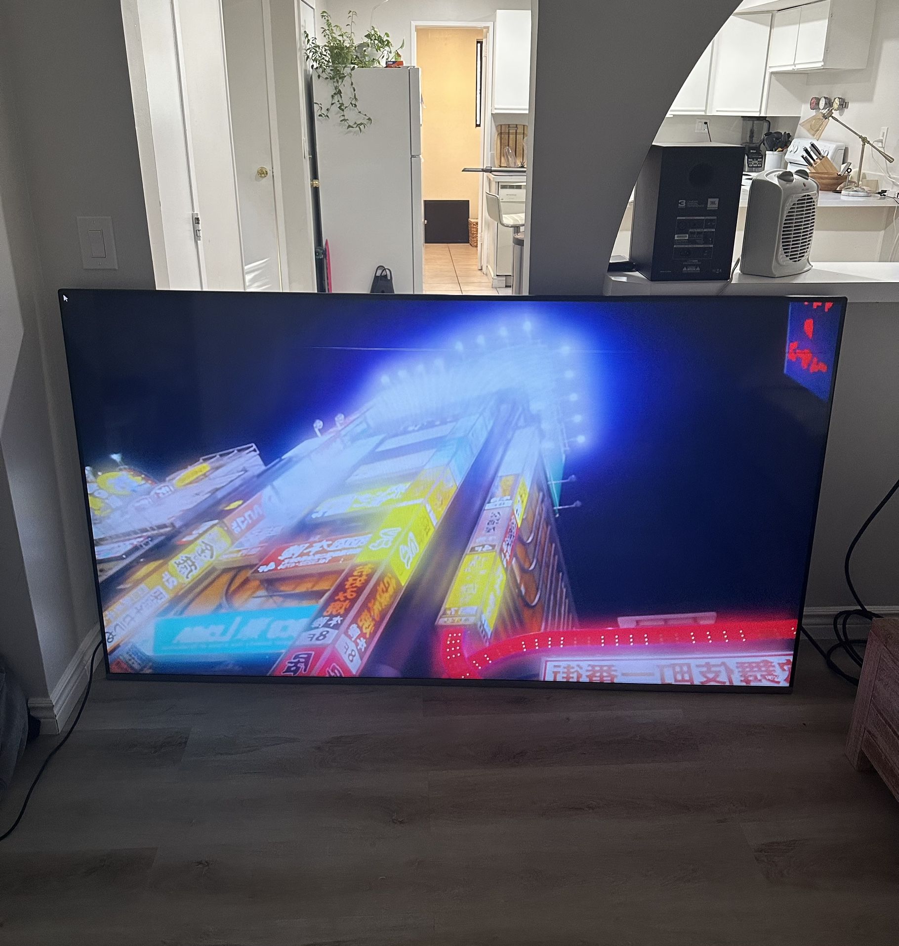 82 Inch Samsung NU8000 Premium Smart TV 4K - Mild Damage, Dead Pixels