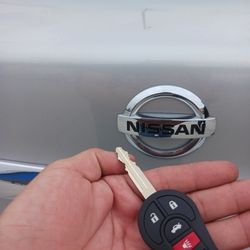 Car Keys And Remotes  / Llaves De Carro Y Controlles 