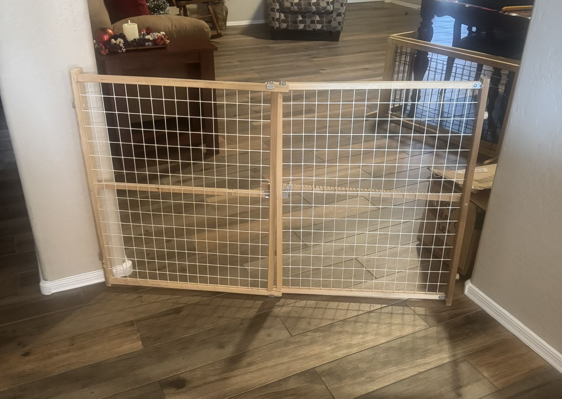 Expandable Wooden Baby Gate/Dog Gate 
